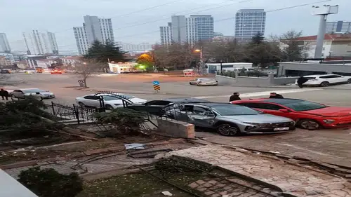 Kamyonla 3 araca çarpıp kaçtı