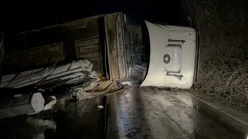 Demir profil yüklü TIR devrildi: 1 yaralı