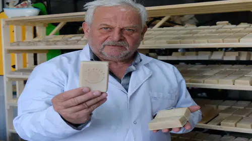 Koyun yününden elde ettiği keratinle sabun üretti