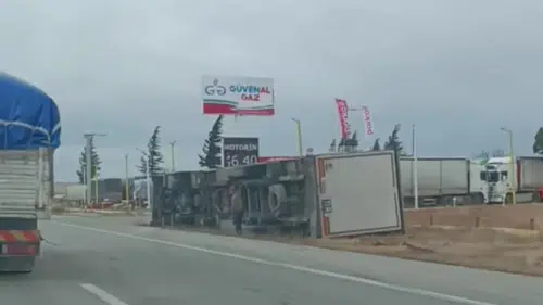 Fırtına dehşet getirdi: Tır rüzgardan devrildi!