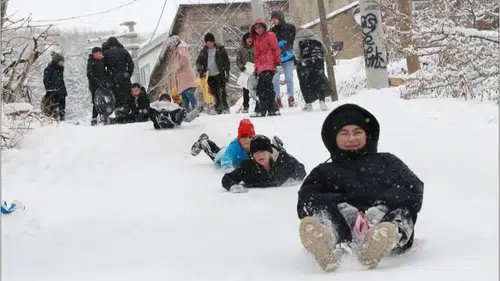 Konya'da kar yağışı çocuklar için keyif oldu