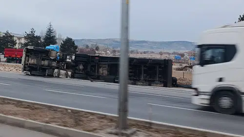 Konya ilçesinde tır faciası: Şarampole devrildi!