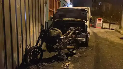 Motosiklette çıkan yangın minibüse sıçradı