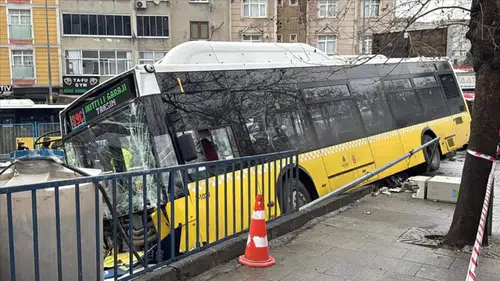 Otobüs otoparka girdi