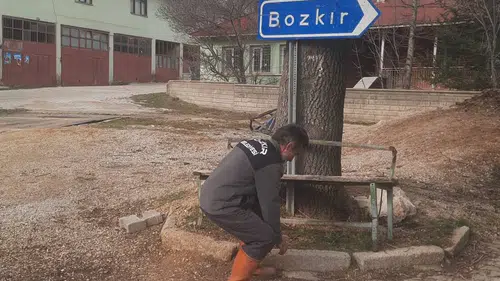 Konya'da mesaisi biten vatandaş gönüllü olarak köyünü temizliyor!