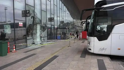 Yolcu otobüsü, perondaki yolcuya çarpıp terminal binasına daldı