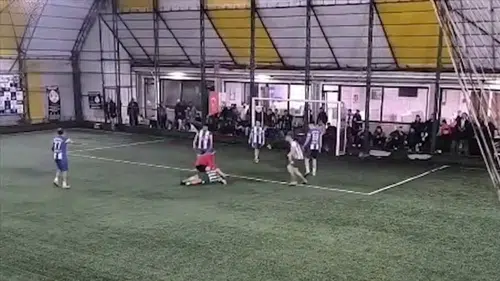 Dili boğazına kaçan futbolcuyu hakem kurtardı