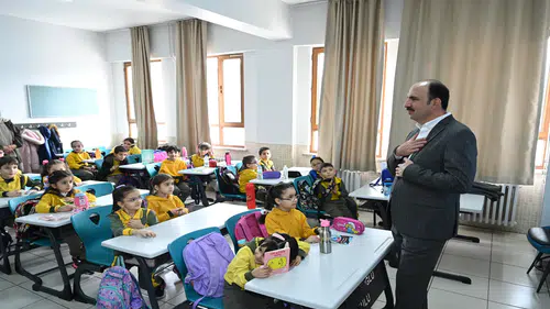 Başkan Altay karne alan öğrencileri tebrik etti