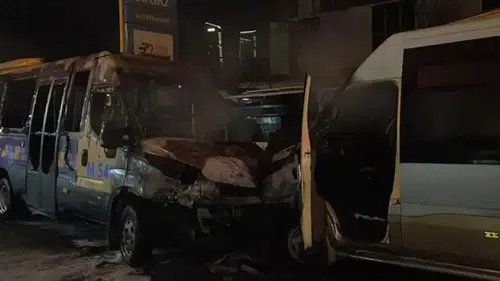 Akaryakıt istasyonunda 2 minibüs yandı