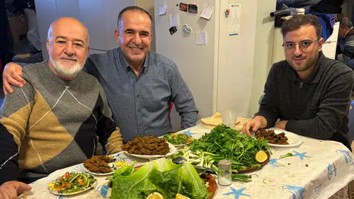 Dostlar Çiğ Köfte Ziyafetinde Buluşmuş