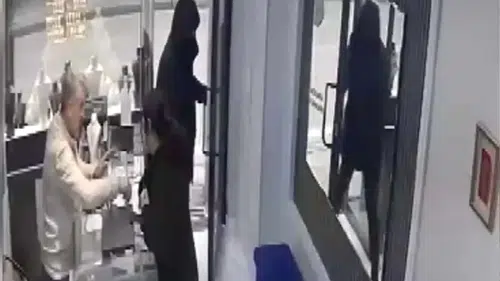 Silahla soymaya geldiği kuyumcu azarlayınca kaçtı