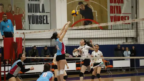 Karatay’da voleybol şöleni: Midi kızlar sahada nefes kesti