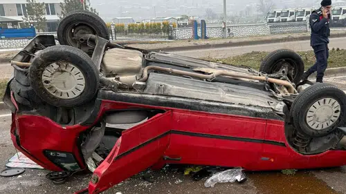 Ağaca çarpıp takla atan otomobilin sürücüsü yaralandı