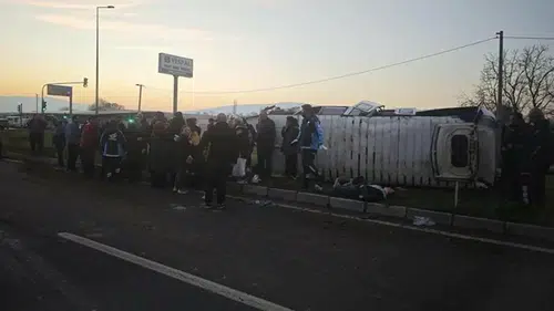 İşçi servis minibüsü devrildi; 16 yaralı