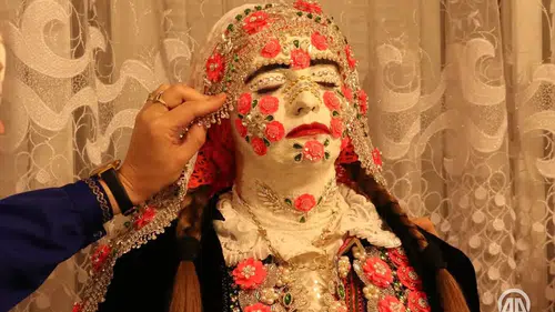 O bölgede gelinlerin yüzü beyaza boyanıyor!