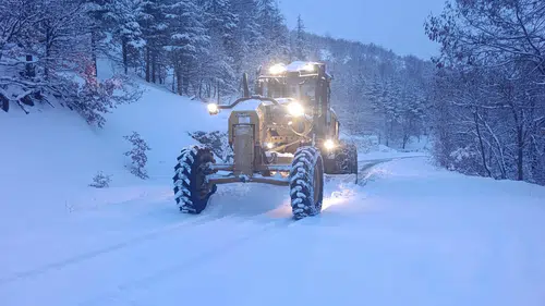 Konya ilçesinde karla mücadele gece gündüz sürüyor