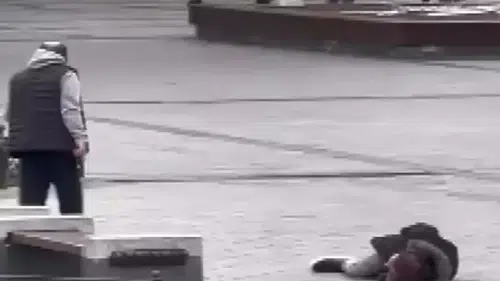 Silahla vurduğu kişinin başında bekledi