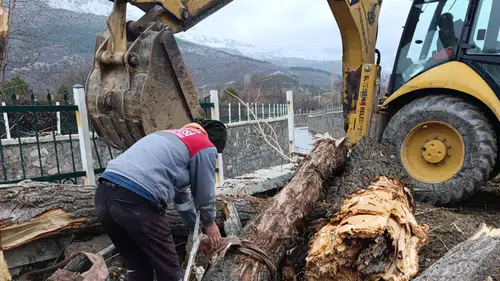 Belediye ekipleri fırtına nedeniyle seferber oldu