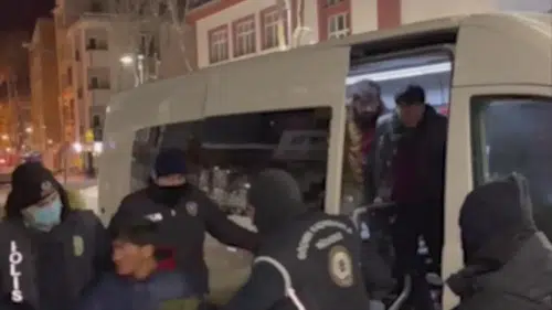 Metruk binada saklanan 14 kaçak göçmen yakalandı