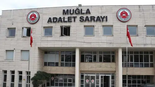 Kendisini polis olarak tanıttığı kadını dolandırdı