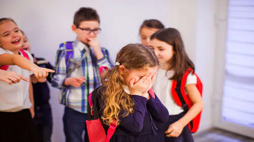 Dr. Yüzbaşıoğlu; “Akran zorbalığının görünmeyen yüzü evde öğrenilen davranışlardır”