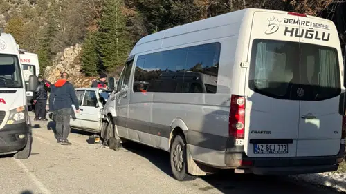 Konya'da minibüs ile otomobil çarpıştı;1 ölü