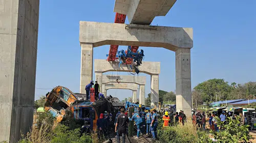 Trenin üstüne vinç düştü! 22 ölü