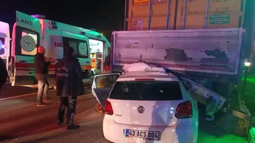 Otomobil, yayaya ve TIR’a çarptı