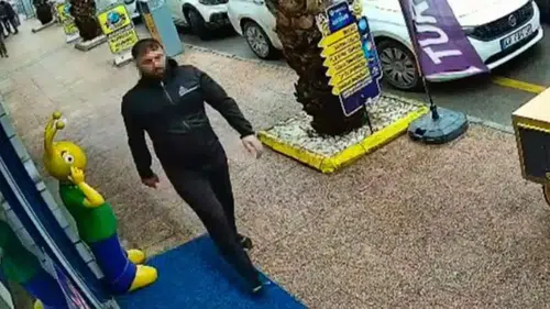 Tabancayla kuyumcuya girip 100 gram altın çaldı