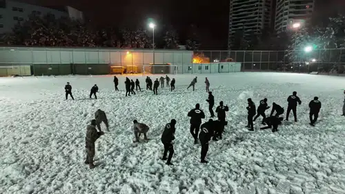 Çevik Kuvvet ve Özel Harekat’tan renkli kar molası