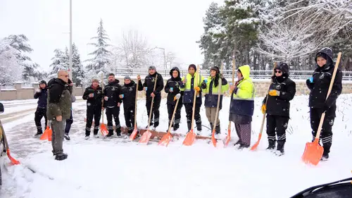 Konya'da karla mücadele eden ekibe moral!