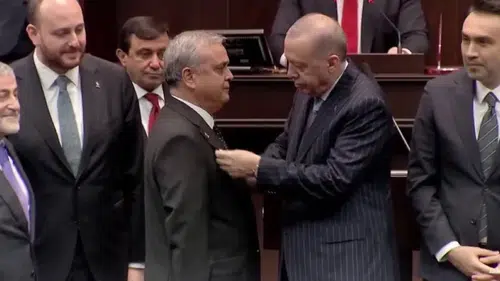 Cumhurbaşkanı Erdoğan rozetlerini taktı: 3 Milletvekili AK Parti’de!