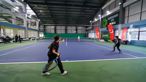 Tenisin ‘Yıldızları’ Meram’da korta çıktı