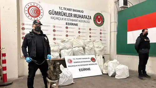 2 otomobilde 20 kilo 812 gram esrar ele geçirildi
