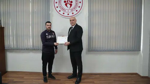 Konya eskrimine valilikten tam not! Başarı belgesi antrenör Karpuzcu’ya teslim edildi