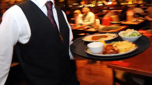 Restoranlarda servis ücreti, masa ücreti almak yasaklandı