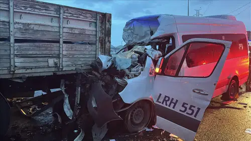 Kamyon ile servis minibüsü çarpıştı