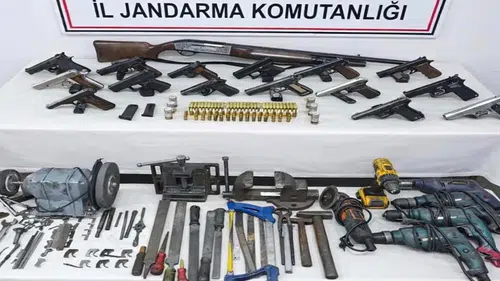 Evinden 15 ruhsatsız tabanca çıktı; 1 tutuklama