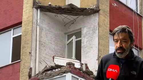 Riskli bina yıkımı öncesi balkon çöktü, park halindeki araç zarar gördü