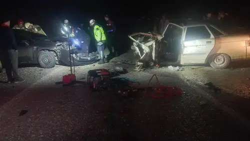 İki otomobil kafa kafaya çarpıştı: 3 yaralı