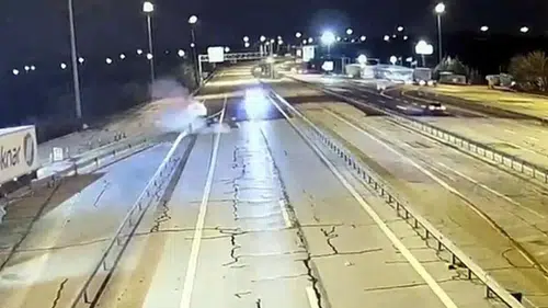 Ters yöne giren otomobil bariyere çarptı, 2 yaralı; kaza kamerada