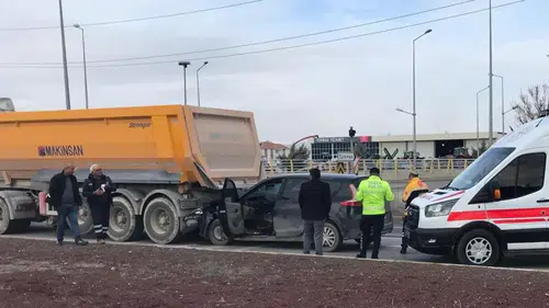 Konya’da otomobil kırmızı ışıkta bekleyen hafriyat kamyonuna çarptı: 1 yaralı