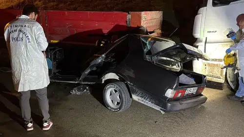 Otomobil, park halindeki TIR'a çarptı: 1’i ağır, 2 yaralı