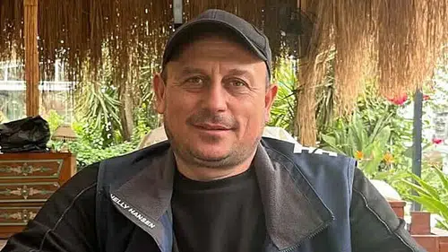 Sevmek istediği deve kolunu ısırdı