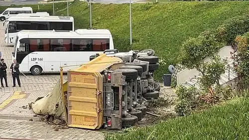 2 araca çarpan hafriyat kamyonu bahçeye düştü