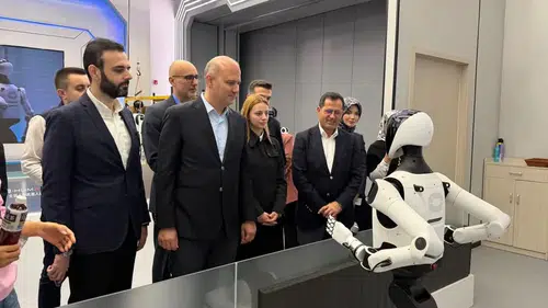 Konya Vekili Altunyaldız Pekin’de insansı robotları inceledi: Türkiye için teknoloji mesaisi!