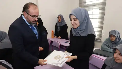 Konya İl Müftüsü, Braille alfabesiyle hazırlanmış Kur’an-ı Kerim dağıttı!