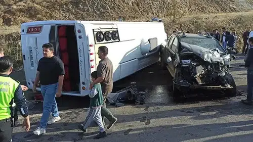 Midibüs ile kamyonet çarpıştı: 12 yaralı