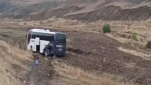 Yolcu otobüsü tarlaya girdi: 2’si çocuk 9 yaralı