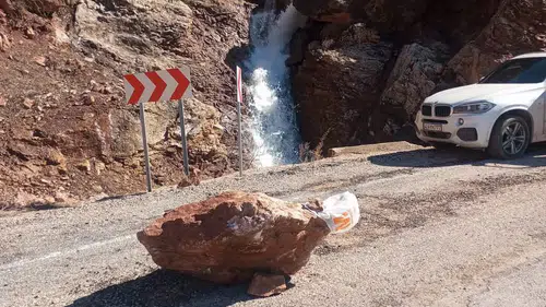 Konyalı sürücüler dikkat: Kaya parçaları koparak yola düşüyor!